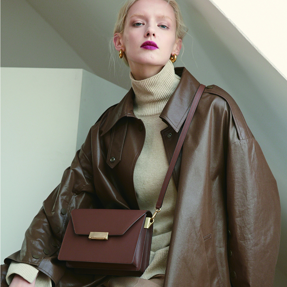 Clever Bag Medium Cocoa Brown  [50% off]  (정상가 318000원)