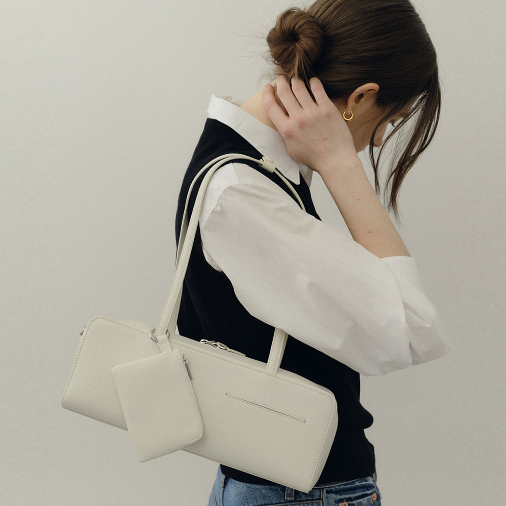 East West Bag Ivory  [New 10%]  Preorder 4월30일  / 순차발송  (정상가 258000원)